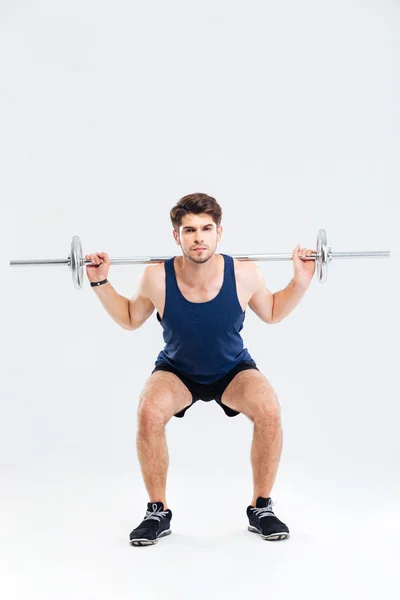 Gespierde fitness man doen zware oefening gebruikend barbell — Stockfoto