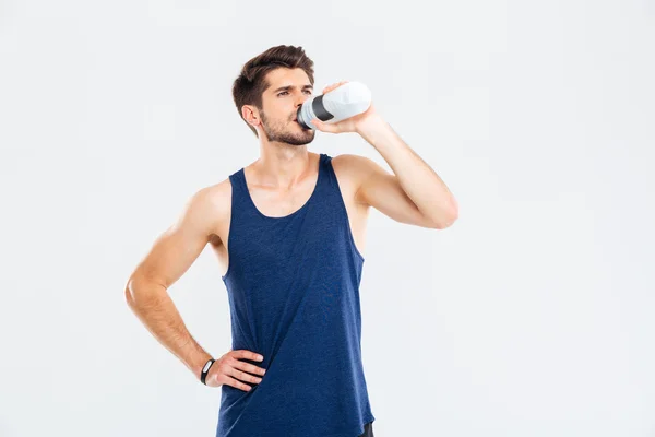 Teljes hosszúságú portré egy fitness ember ivóvíz — Stock Fotó