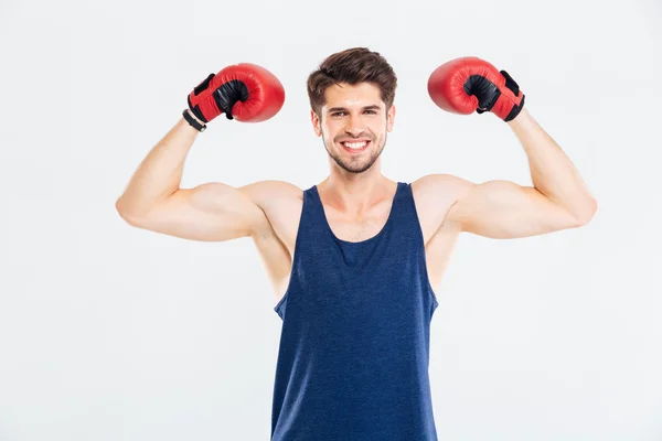 Homme de fitness heureux debout avec des gants de boxe rouges — Photo