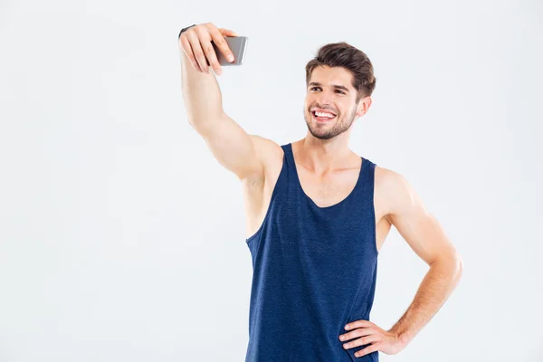 Szczęśliwy człowiek młody sportowiec Dokonywanie selfie za pomocą telefonu komórkowego — Zdjęcie stockowe