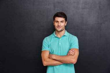 Mutlu genç adam silah ile ayakta geçti