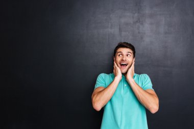 Mavi t-shirt mutlu hayran genç adam