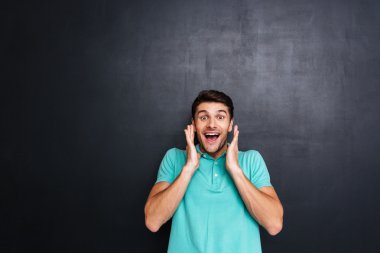 Ağzını açtı sürpriz genç adamla neşeli