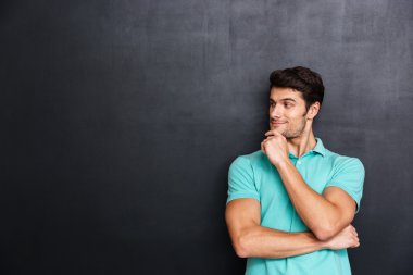 Mutlu düşünceli genç adam katlanmış elleriyle ayakta