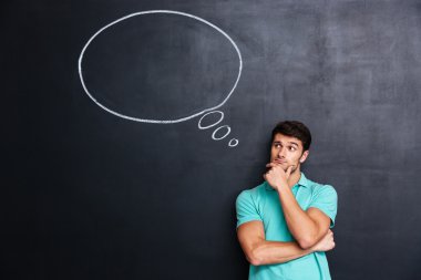 Düşünme balon dalgın çekici bir genç adam