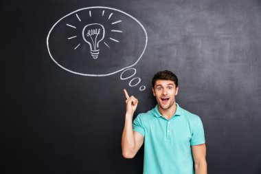 Yukarı dönük ve yazı tahtası bankamatik üzerinde fikir sahip olmak mutlu adam