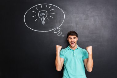 Bir fikir olan ve başarı kutluyor neşeli başarılı genç adam