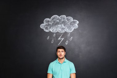 Kara tahta arka plan üzerinde çizilmiş raincloud altında duran şaşırttı şaşırttı adam