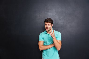 Yakışıklı adam işaret eden bir parmağa kamera portresi