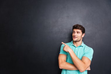 Siyah arka plan üzerinde işaret eden sıradan bir adamın portresi