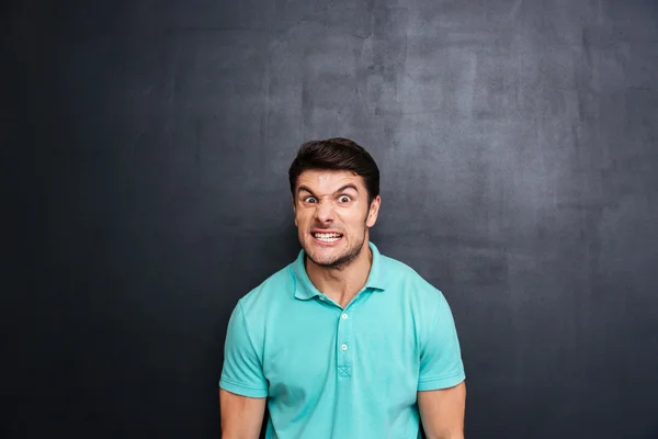 Pazzo aggressivo giovane uomo in t-shirt blu — Foto Stock