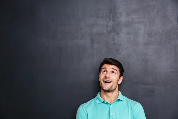 Se preguntaba joven feliz con la boca abierta mirando hacia arriba — Foto de Stock