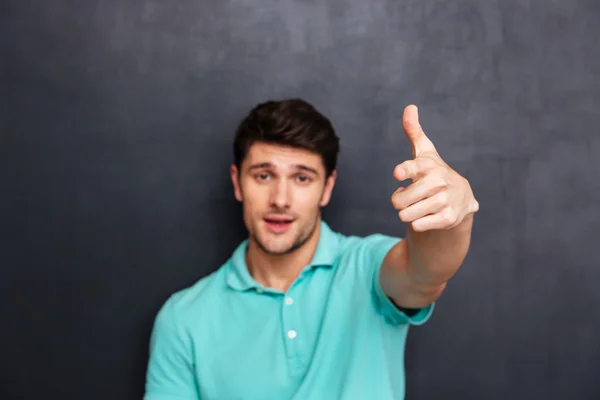 Portret van een knappe man wijzende vinger op camera — Stockfoto
