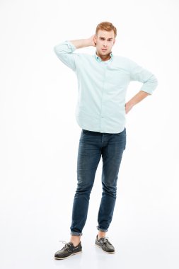 Düşünceli genç adam ayakta ve düşünme tam uzunluğu