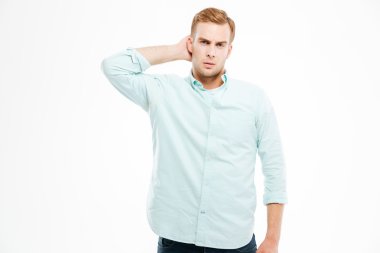 Pensive genç adam düşünme ve başını kaşıma