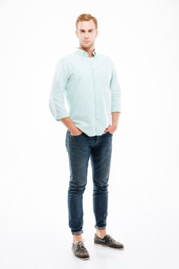Kendinden emin yakışıklı genç adam ceplerinde elleri ile ayakta