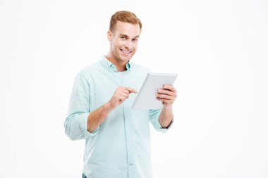 Mutlu yakışıklı gülümseyen genç adam tablet kullanma