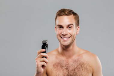 Ustura gri arka plan üzerinde tutan adam