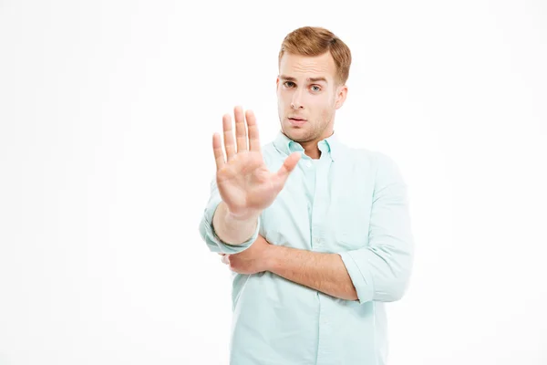 Súlyos, fiatal üzletember, és mutatja stop gesztus — Stock Fotó