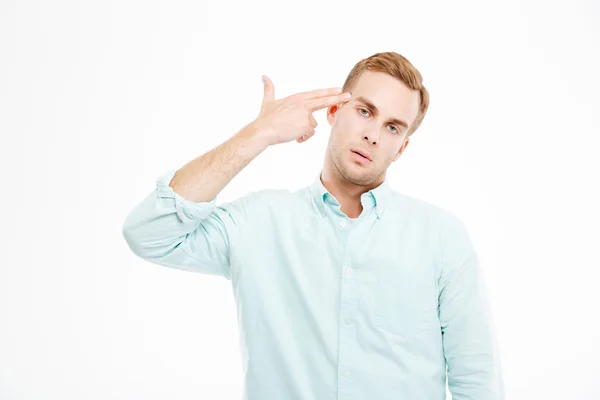 Wanhopige beklemtoonde zakenman met vinger naar tempel als een pistool — Stockfoto