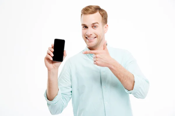 Vrolijke zelfverzekerde jonge man leeg scherm mobiele telefoon tonen — Stockfoto
