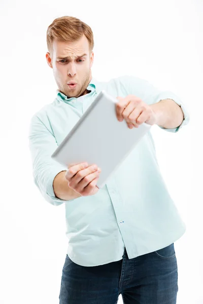Beyaz arka plan üzerinde izole tablet bilgisayar kullanan adam portresi — Stok fotoğraf