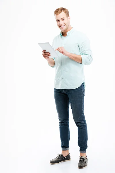 Feliz guapo sonriente joven chico usando tableta — Foto de Stock