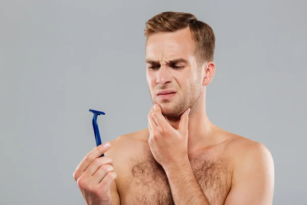 Retrato de un hombre pensativo antes de afeitarse — Foto de Stock