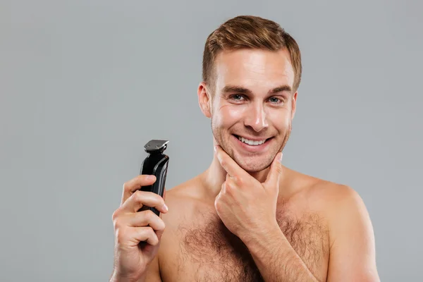 Mann hält Rasiermesser über grauen Hintergrund — Stockfoto