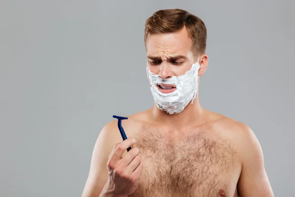 Portrét zamyšlený muže před holením — Stock fotografie