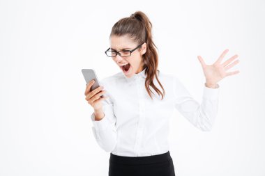 Cep telefonuyla konuşan ve çığlık atan sinirli histerik iş kadını