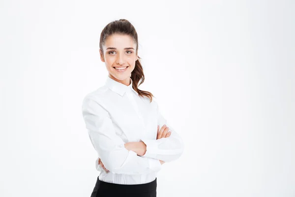 Retrato de uma empresária sorridente de pé com os braços dobrados — Fotografia de Stock