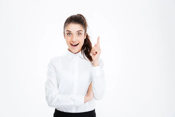 Retrato de uma jovem empresária sorridente apontando o dedo para cima — Fotografia de Stock