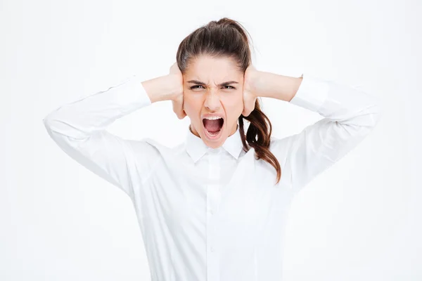 Empresaria cubriéndose las orejas y gritando sobre fondo blanco —  Fotos de Stock