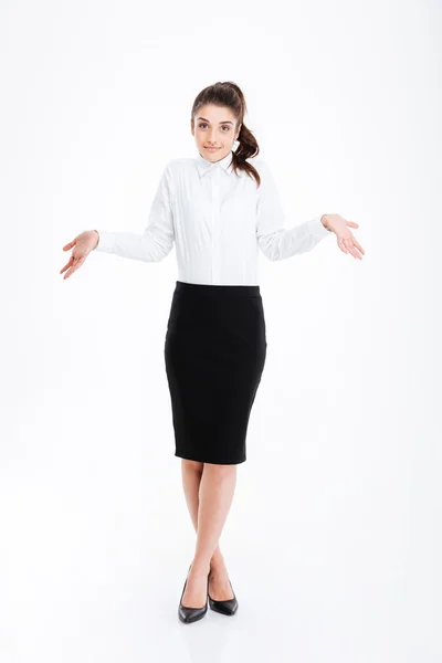 Porträt einer jungen Geschäftsfrau, die mit den Schultern zuckt — Stockfoto