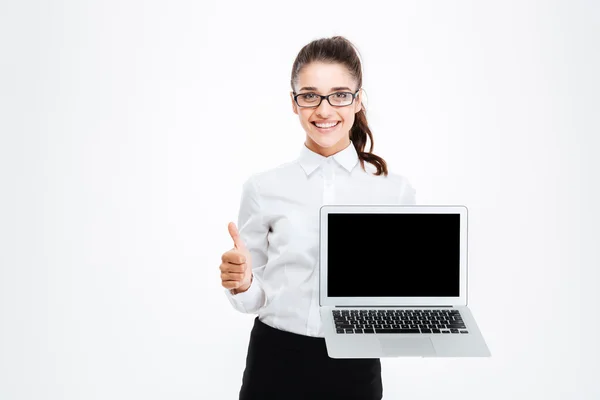 Feliz mulher de negócios bonita com laptop tela em branco mostrando polegares para cima — Fotografia de Stock