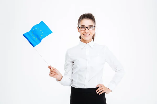 Усміхнена молода бізнес-леді в окулярах тримає прапор Європейського Союзу — стокове фото
