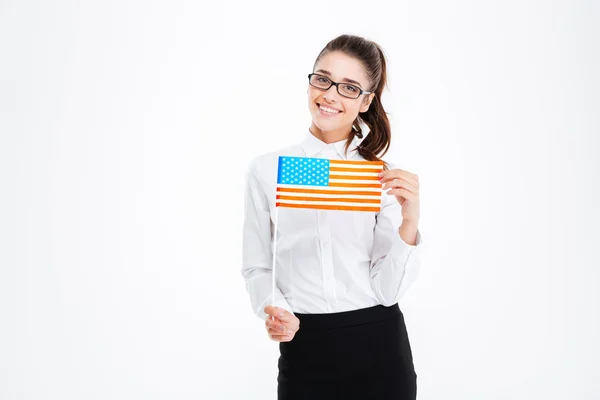 Veselá atraktivní mladá obchodžena v brýlích s vlajkou USA — Stock fotografie