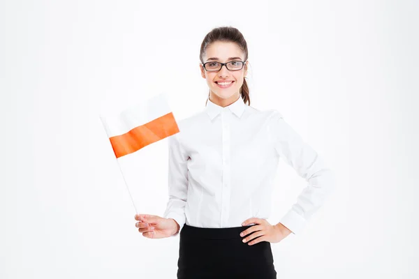 Feliz encantadora joven empresaria sonriendo y sosteniendo la bandera de Polonia —  Fotos de Stock