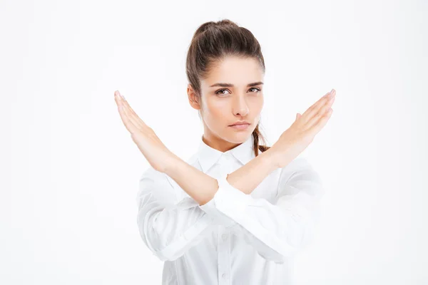 Schöne junge Geschäftsfrau mit verschränkten Händen zeigt Stopp-Geste — Stockfoto