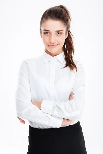 Portrét smějící se krásná mladá podnikatelka stojící s rukama přes — Stock fotografie