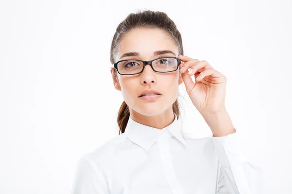 Nahaufnahme einer ernsthaften schönen jungen Geschäftsfrau mit Brille — Stockfoto