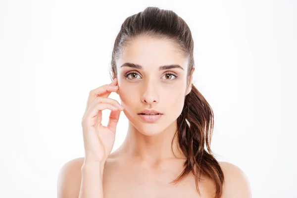 Retrato de belleza de una joven atractiva tocándose la cara — Foto de Stock