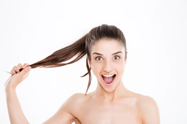 Retrato de beleza de feliz animado jovem mulher tocando seu cabelo — Fotografia de Stock