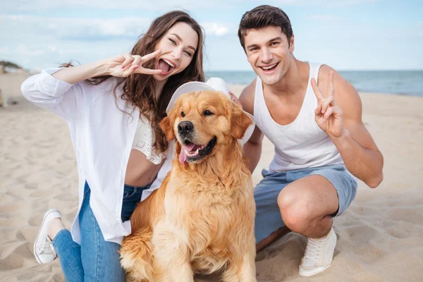 Młody para piękny stylowy w posiedzeniu miłości gra z psem — Zdjęcie stockowe