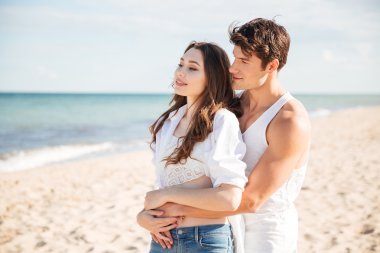 Mutlu çift sahilde birlikte eğleniyor.