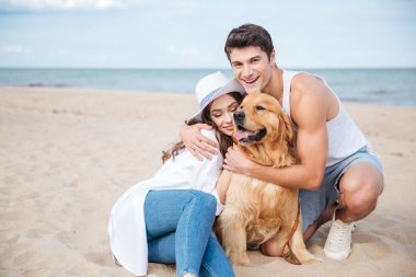Köpekle oynamayı aşk oturuşta genç şık çift