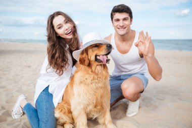 Köpekle oynamayı aşk oturuşta genç şık güzel Çift