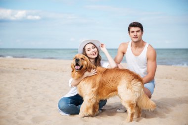 Köpek ile plajda eğlenmek Çift