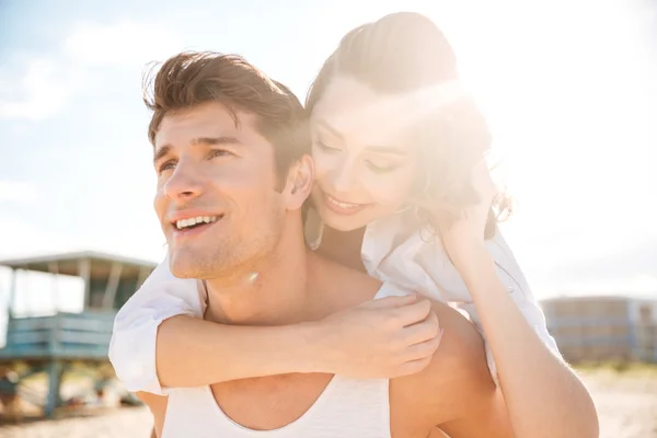 Feliz pareja joven en la playa —  Fotos de Stock